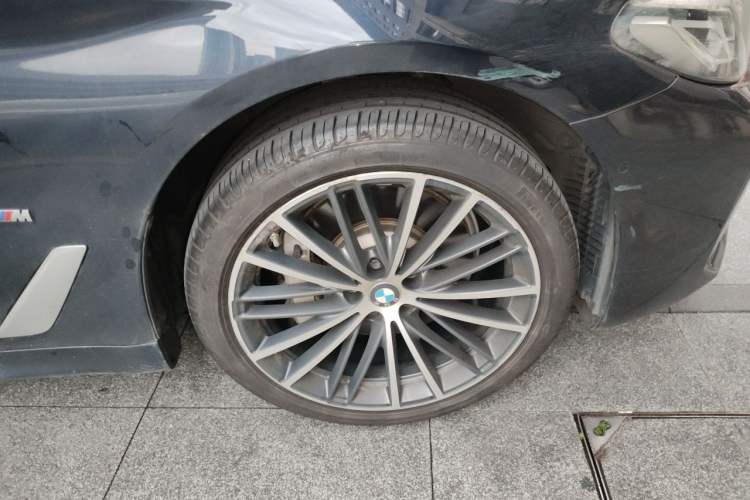 Used BMW 5 Series 2022 Restyled 530Li Leading Edition M Sport Package Right Front Wheel Hub