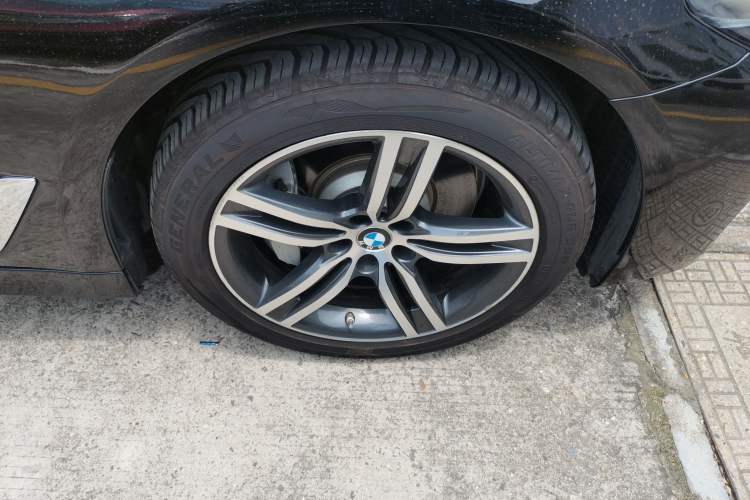 Used BMW 5 Series 2022 Updated 530Li Leading Edition Luxury Package Right Front Wheel Hub