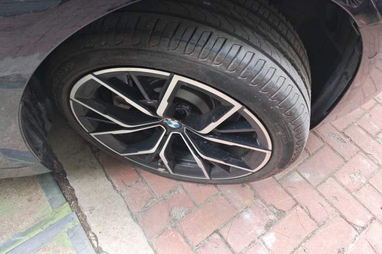 Used BMW 5 Series 2022 Revised Version 3 530Li Luxury Edition M Sport Package Right Front Wheel Hub