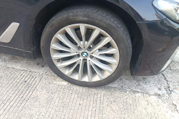 Used BMW 5 Series 2022 525Li Luxury Package Right Front Wheel Hub