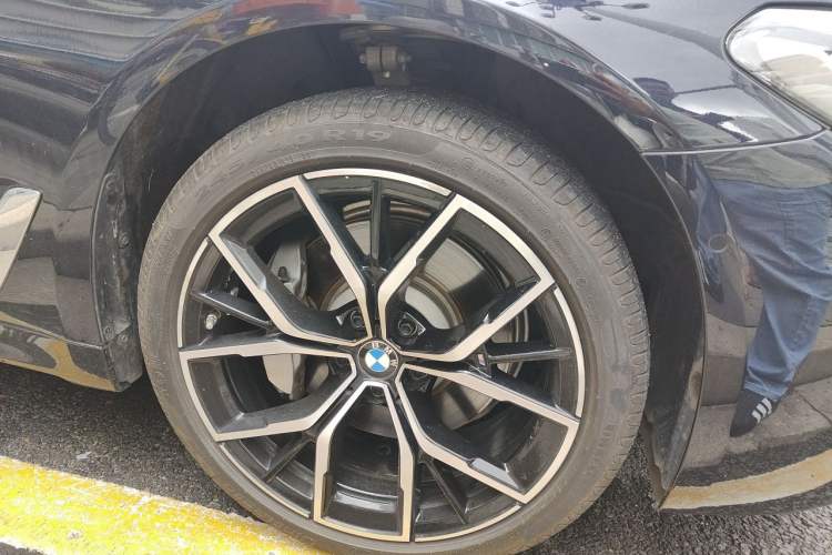 Used BMW 5 Series 2022 Facelifted Version 3 530Li Executive M Sport Package Right Front Wheel Hub