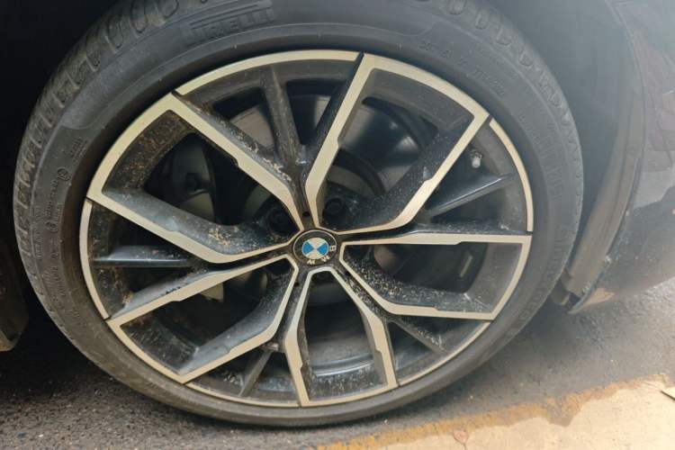 Used BMW 5 Series 2022 530Li Luxury Edition Premium Package Right Front Wheel Hub