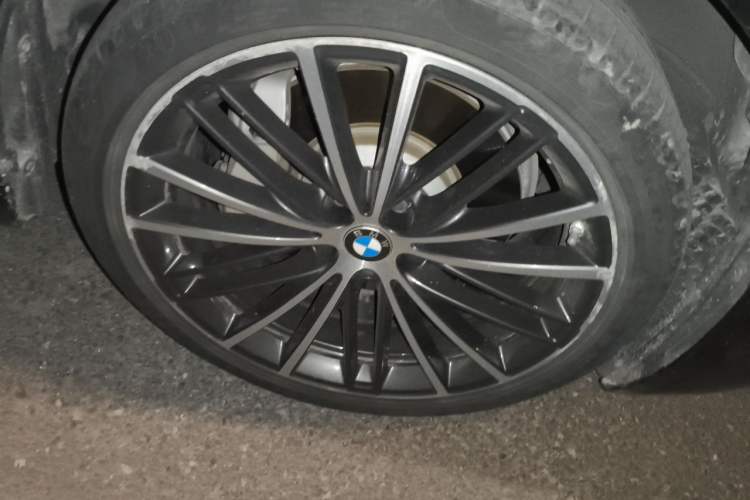 Used BMW 5 Series 2022 Second Facelift 530Li Luxury Version M Sport Package Right Front Wheel Hub