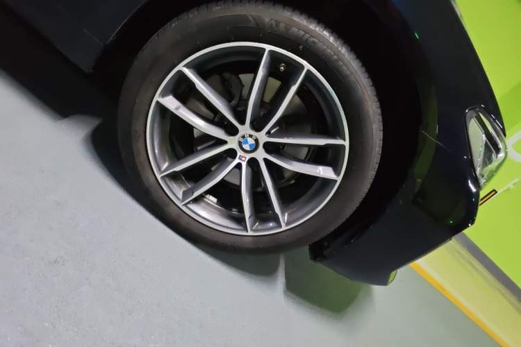 Used BMW 5 Series 2022 Second Facelift 525Li M Sport Package Right Front Wheel Hub