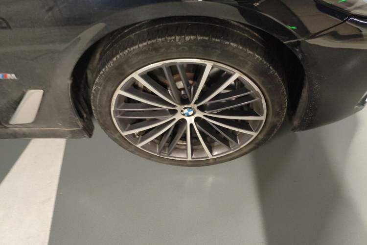 Used BMW 5 Series 2022 Restyled 530Li Leading Edition M Sport Package Right Front Wheel Hub