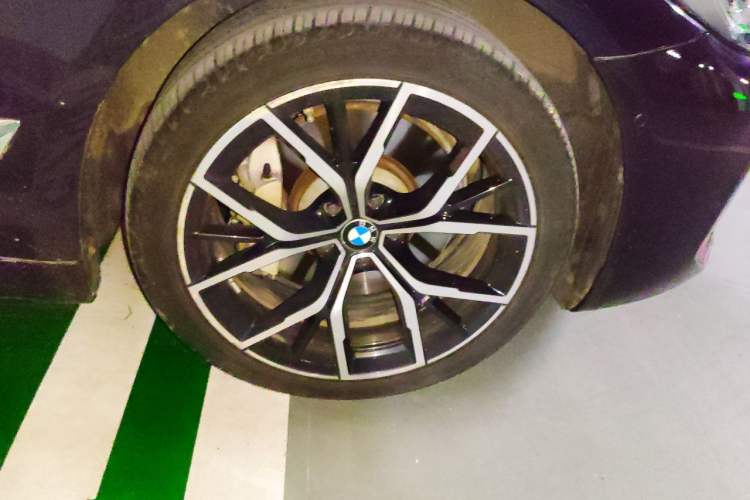 Used BMW 5 Series 2022 Revised Version 3 530Li Luxury Edition M Sport Package Right Front Wheel Hub