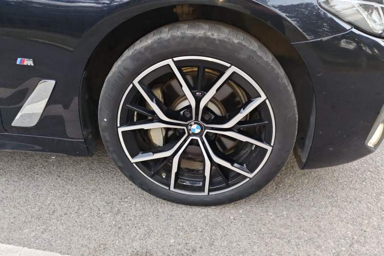 Used BMW 5 Series 2022 Restyled 530Li Luxury Edition M Sport Package Right Front Wheel Hub