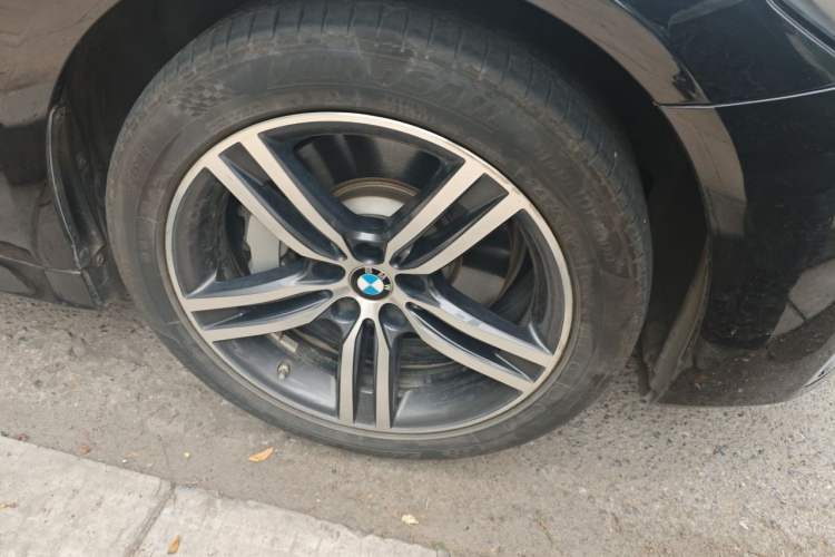 Used BMW 5 Series 2022 Updated 530Li Leading Edition Luxury Package Right Front Wheel Hub