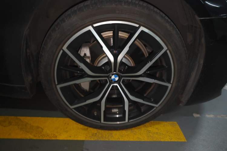Used BMW 5 Series 2022 Revised Version 3 530Li Luxury Edition M Sport Package Right Front Wheel Hub