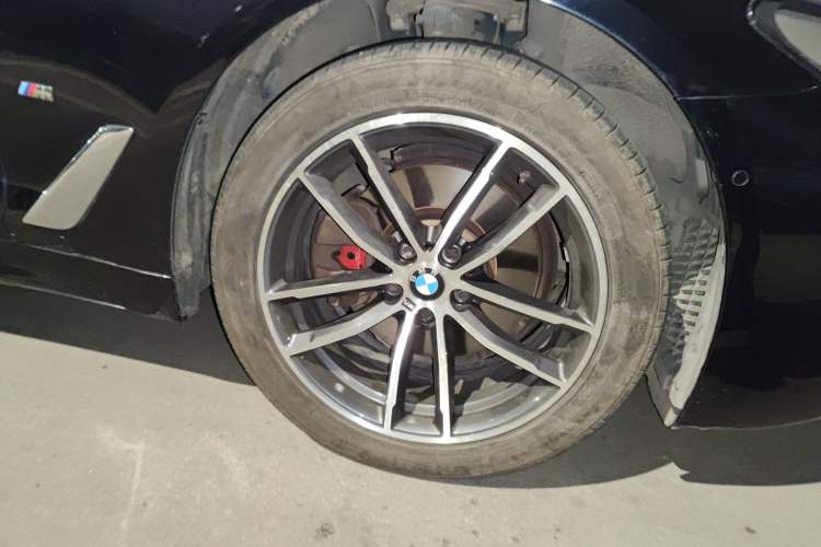 Used BMW 5 Series 2022 525Li M Sport Package Right Front Wheel Hub