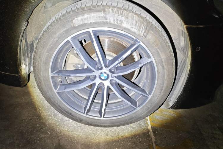 Used BMW 5 Series 2022 Second Facelift 525Li M Sport Package Right Front Wheel Hub