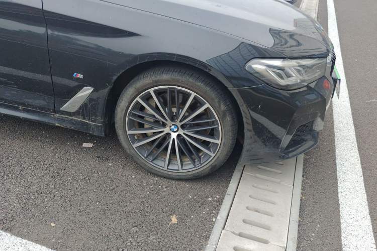 Used BMW 5 Series 2022 530Li Leading Model M Sport Package Right Front Wheel Hub