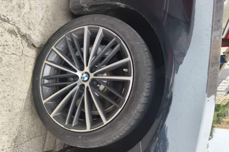 Used BMW 5 Series 2022 Restyled 530Li Leading Edition M Sport Package Right Front Wheel Hub