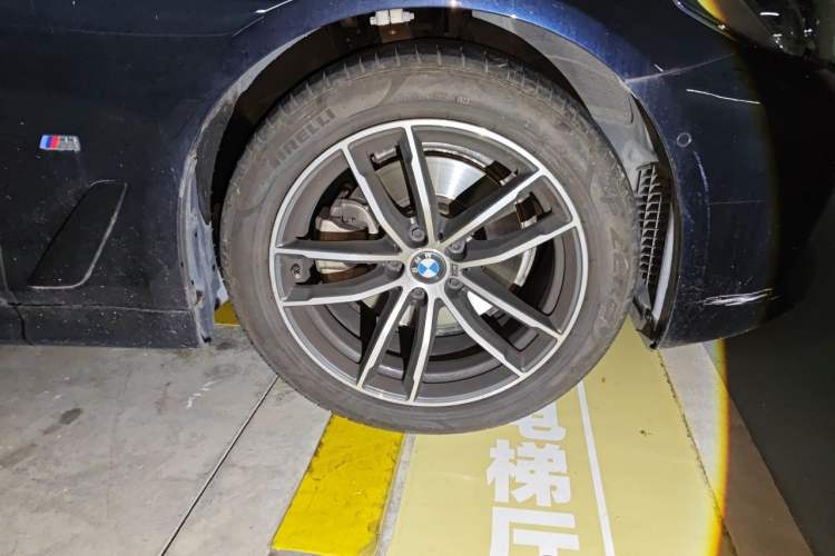 Used BMW 5 Series 2022 525i M Sport Package Right Front Wheel Hub
