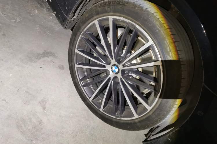 Used BMW 5 Series 2022 Second Facelift 530Li Leading Edition M Sport Package Right Front Wheel Hub
