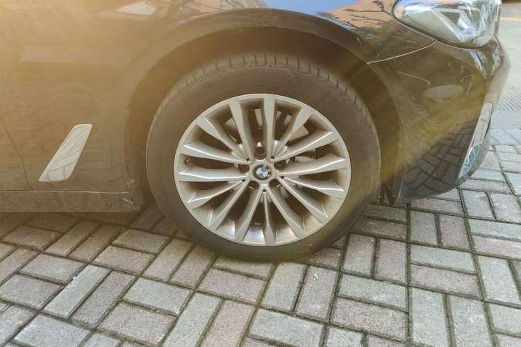 Used BMW 5 Series 2022 525Li Luxury Package Right Front Wheel Hub