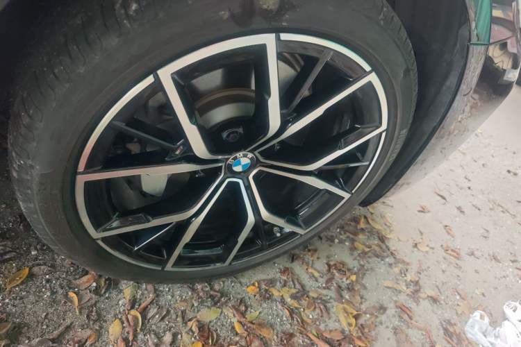 Used BMW 5 Series 2022 Second Facelift 530Li Luxury Version M Sport Package Right Front Wheel Hub