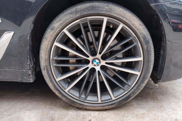 Used BMW 5 Series 2022 Second Facelift 530Li Leading Edition M Sport Package Right Front Wheel Hub