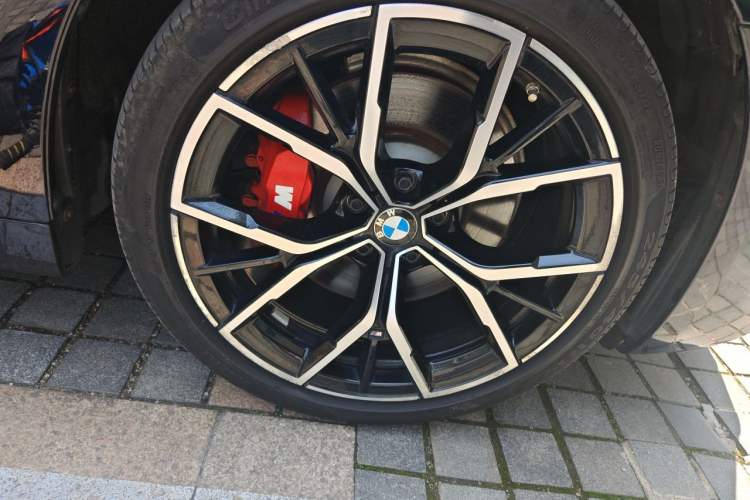 Used BMW 5 Series 2022 Second Facelift 530Li Luxury Version M Sport Package Right Front Wheel Hub