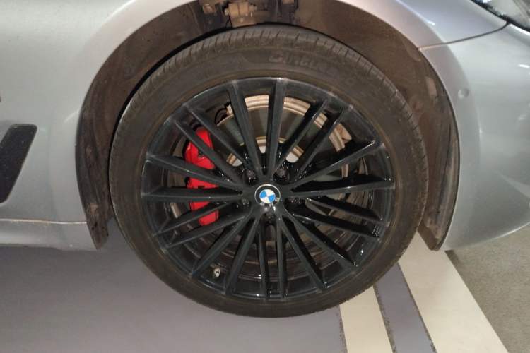 Used BMW 5 Series 2022 Restyled 530Li Leading Edition M Sport Package Right Front Wheel Hub