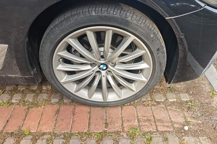 Used BMW 5 Series 2022 Updated 530Li Luxury Edition Premium Package Right Front Wheel Hub