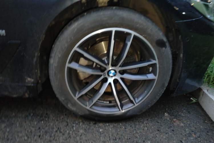 Used BMW 5 Series 2022 Second Facelift 525i M Sport Package Right Front Wheel Hub
