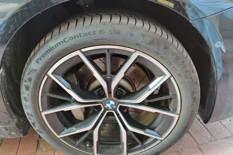 Used BMW 5 Series 2022 Second Facelift 530Li Luxury Version M Sport Package Right Front Wheel Hub