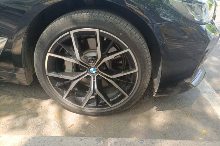 Used BMW 5 Series 2022 Second Facelift 530Li Luxury Version M Sport Package Right Front Wheel Hub