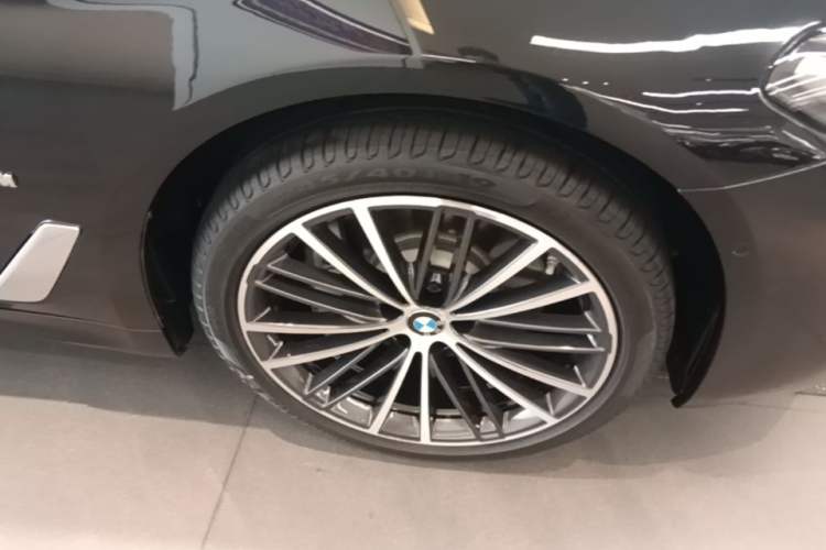 Used BMW 5 Series 2022 530Li xDrive M Sport Package Right Front Wheel Hub