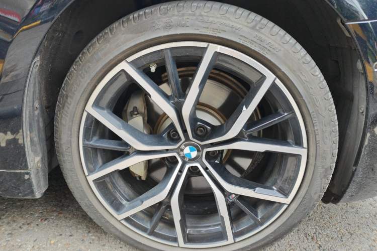 Used BMW 5 Series 2022 530Li Luxury Edition M Sport Package Right Front Wheel Hub