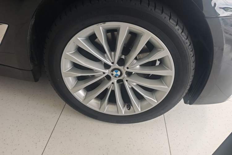 Used BMW 5 Series 2022 Restyled 525Li Luxury Package Right Front Wheel Hub