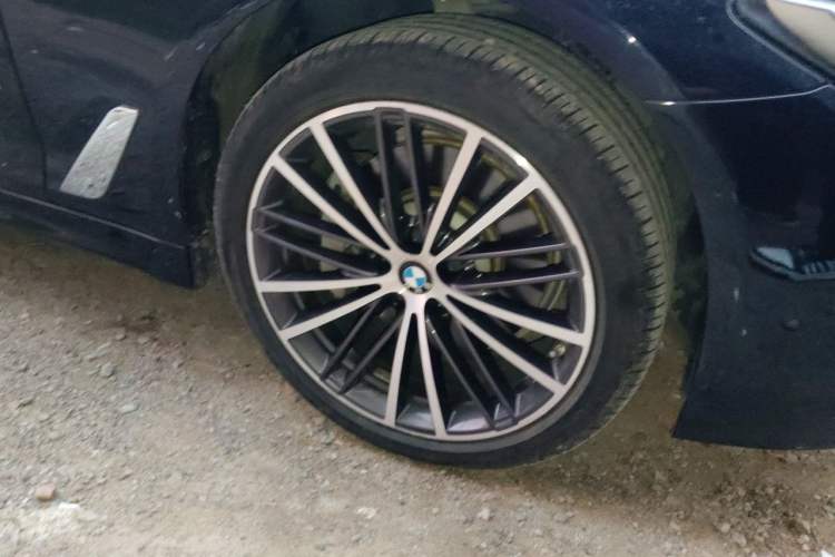 Used BMW 5 Series 2022 Second Facelift 530Li Leading Edition M Sport Package Right Front Wheel Hub