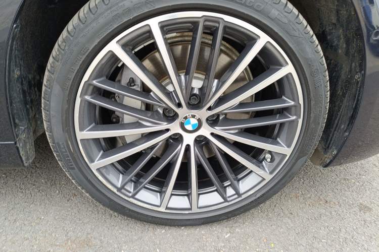 Used BMW 5 Series 2022 Second Facelift 530Li Leading Edition M Sport Package Right Front Wheel Hub