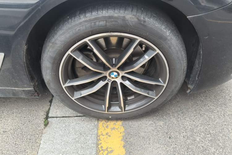 Used BMW 5 Series 2022 Second Facelift 525Li M Sport Package Right Front Wheel Hub