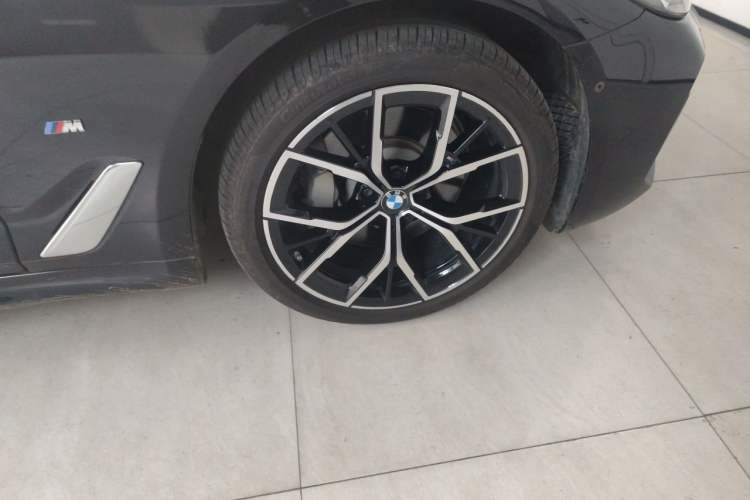 Used BMW 5 Series 2022 Second Facelift 530Li Luxury Version M Sport Package Right Front Wheel Hub
