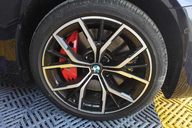 Used BMW 5 Series 2022 Second Facelift 530Li Luxury Version M Sport Package Right Front Wheel Hub