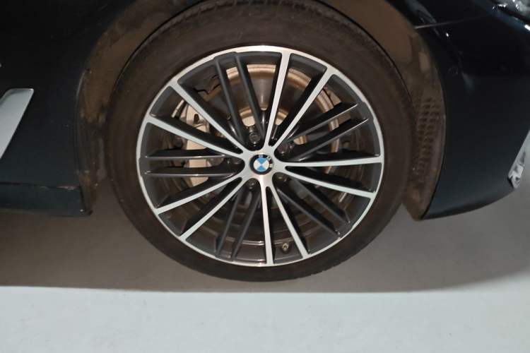 Used BMW 5 Series 2022 Revised Version 530Li xDrive M Sport Package Right Front Wheel Hub