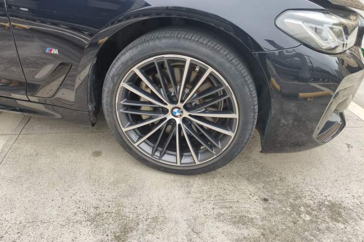 Used BMW 5 Series 2022 530Li Leading Model M Sport Package Right Front Wheel Hub