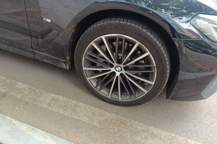 Used BMW 5 Series 2022 Restyled 530Li Leading Edition M Sport Package Right Front Wheel Hub