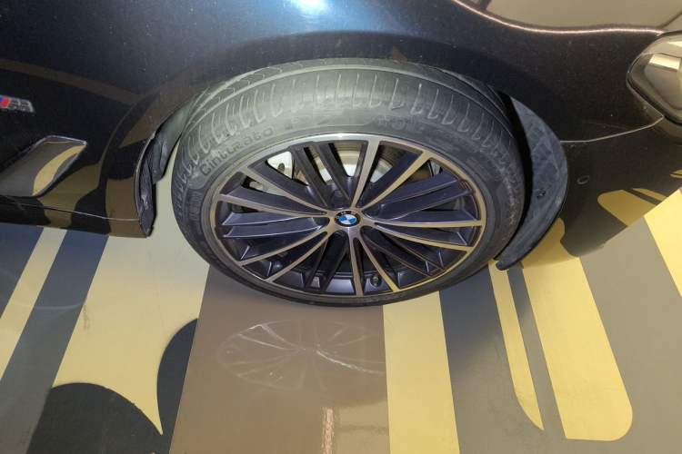 Used BMW 5 Series 2022 Restyled 530Li Leading Edition M Sport Package Right Front Wheel Hub