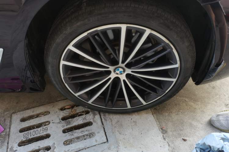 Used BMW 5 Series 2022 Restyled 530Li Leading Edition M Sport Package Right Front Wheel Hub