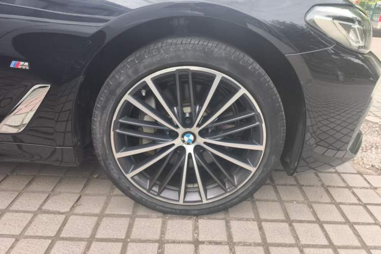Used BMW 5 Series 2022 530Li Leading Model M Sport Package Right Front Wheel Hub