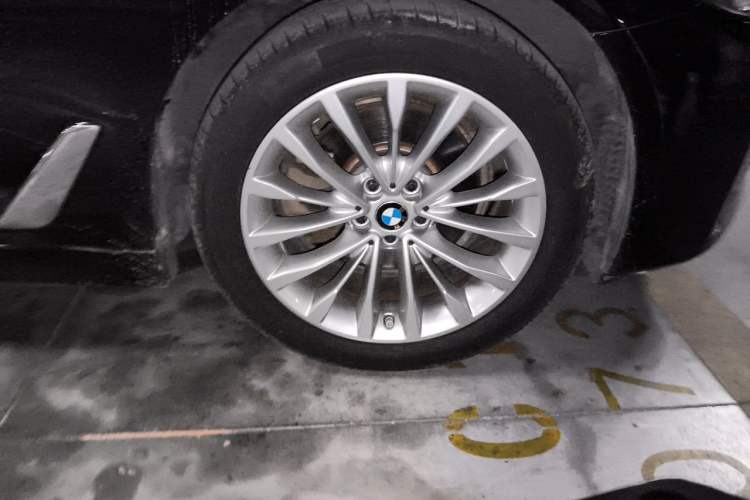 Used BMW 5 Series 2022 Restyled 525Li Luxury Package Right Front Wheel Hub