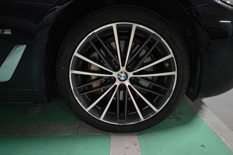 Used BMW 5 Series 2022 Restyled 530Li Leading Edition M Sport Package Right Front Wheel Hub