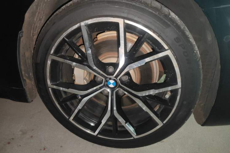 Used BMW 5 Series 2022 Second Facelift 530Li Luxury Version M Sport Package Right Front Wheel Hub