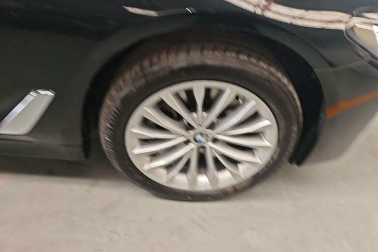Used BMW 5 Series 2022 Second Facelift 525Li Luxury Package Right Front Wheel Hub
