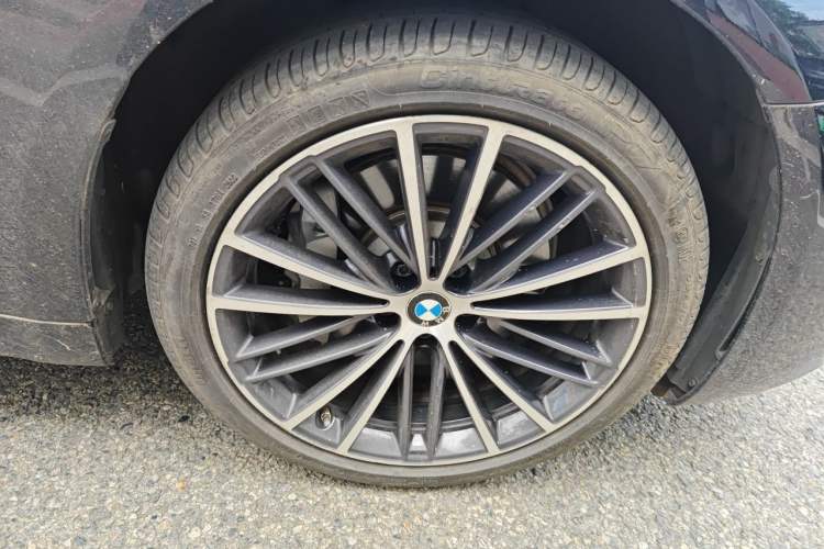 Used BMW 5 Series 2022 530Li Leading Model M Sport Package Right Front Wheel Hub