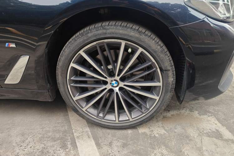 Used BMW 5 Series 2022 530Li Leading Model M Sport Package Right Front Wheel Hub