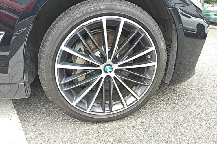 Used BMW 5 Series 2022 Restyled 530Li Leading Edition M Sport Package Right Front Wheel Hub
