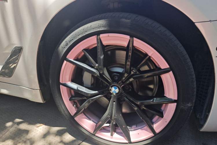 Used BMW 5 Series 2022 Second Facelift 530Li Luxury Version M Sport Package Right Front Wheel Hub